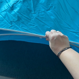 Eine Hand drückt das Gestänge der Wolfwise WF-INS-B-1 zusammen