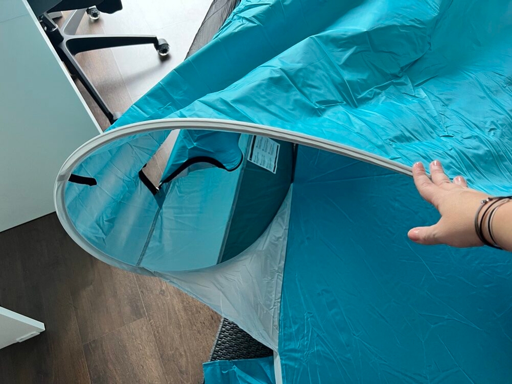 Eine Hand hält das Gestänge der Wolfwise WF-INS-B-1 fest