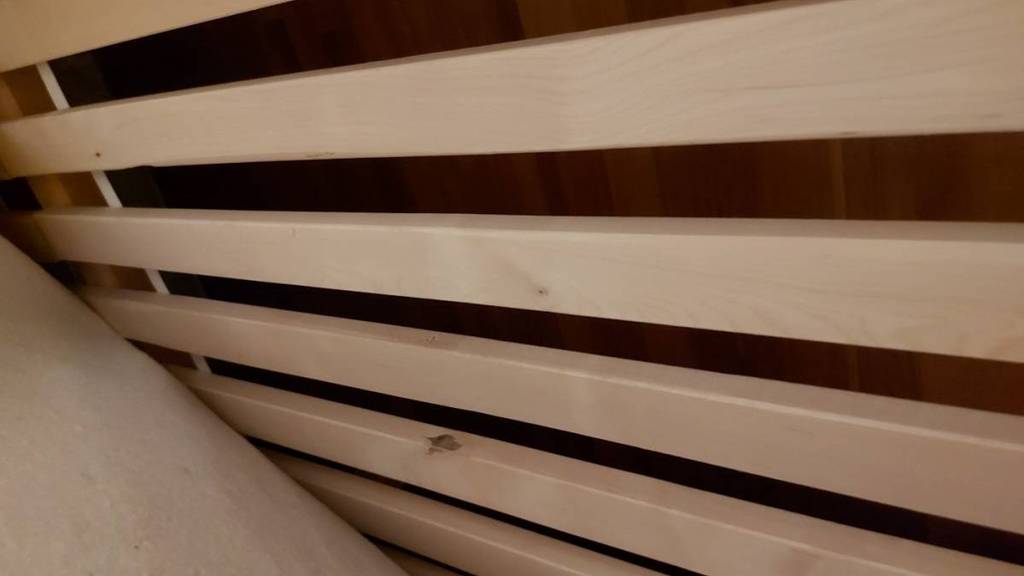 Detailansicht der Holzlatten eines Lattenrosts im Test.