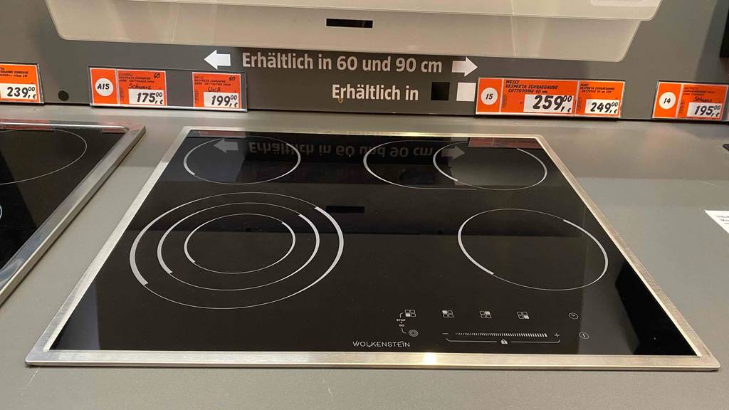 Hinter dem getesteten Kochfeld befinden sich Preisschilder.
