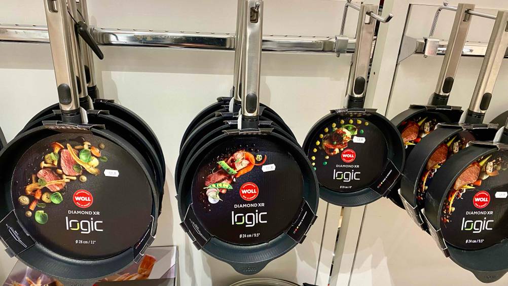 Woll-Pfanne im Test: Einige Exemplare hängen nebeneinander.
