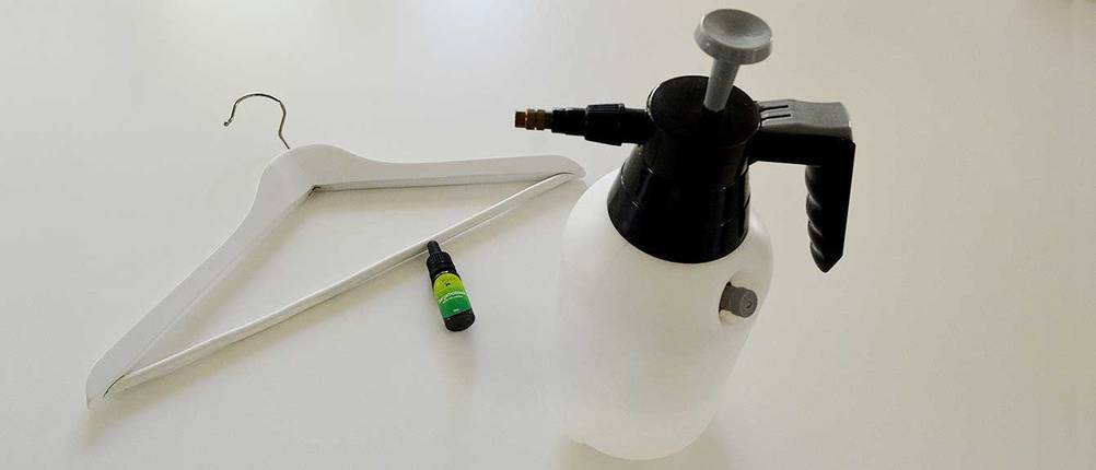 spruehflasche und kleiderbuegel