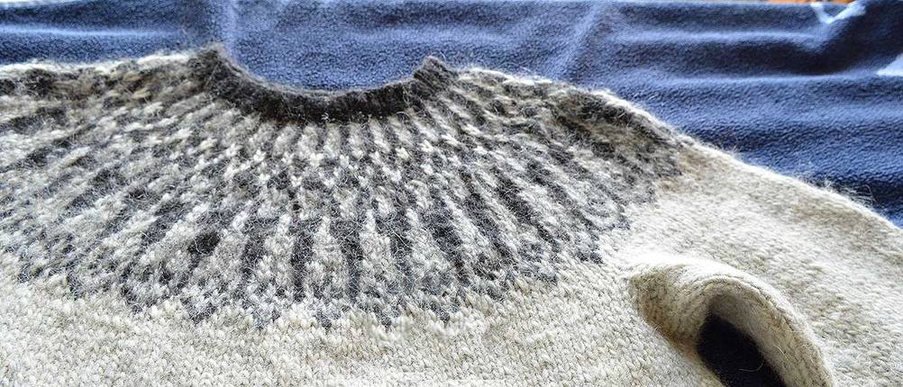 wollpullover auf handtuch