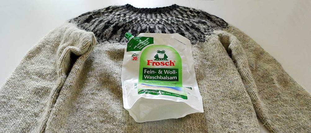 wollpullover mit waschmittelverpackung