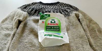 wollpullover mit waschmittelverpackung