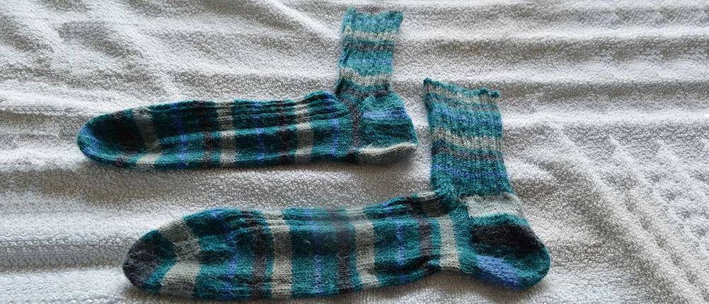 wollsocken liegen auf handtuch