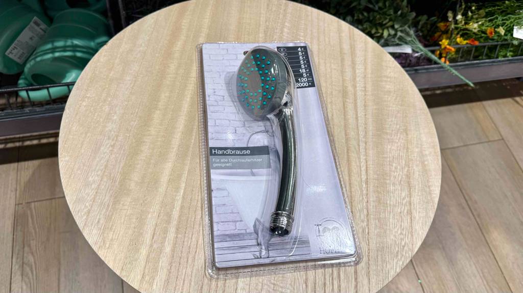 Im Test: Eine Handbrause in der Verpackung liegt auf einem Tisch.