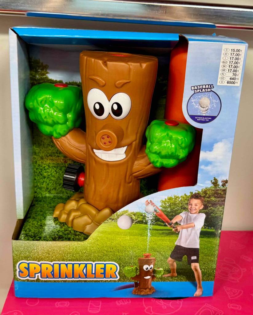 Nahaufnahme des getesteten Wassersprinklers für Kinder im Baumstamm-Design, der sich in seiner Verpackung befindet.