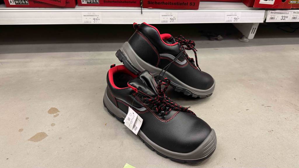 Sicherheitsschuhe-Test: Ein Schuh steht mit der Hinterseite nach vorn quer auf einem zweiten.