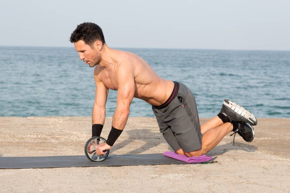 Mann trainiert mit getestetem Ab-Roller