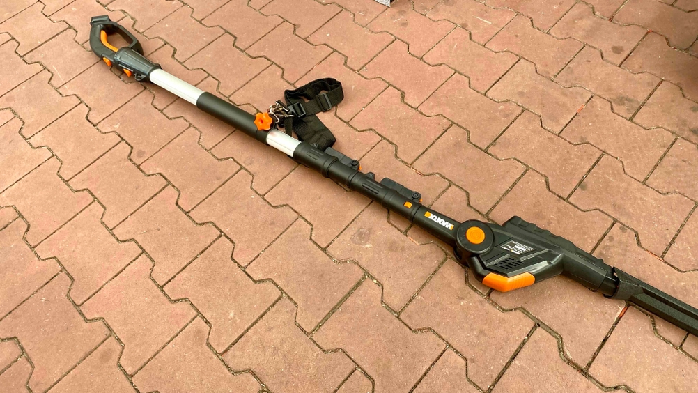 Akku-Teleskop-Heckenschere getestet: Ein Gerät liegt auf Pflastersteinen.