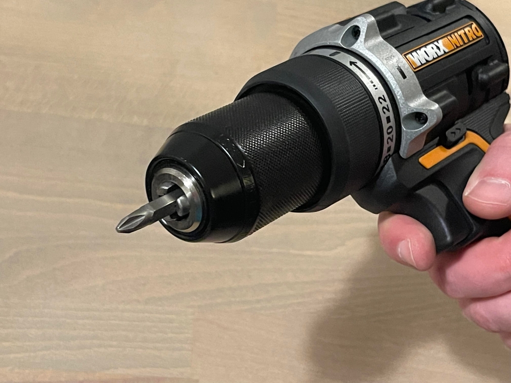 Nahaufnahme des Bohrfutters des WORX Nitro WX352 mit eingesetztem Kreuzschlitz-Bit. Die Hand hält den Bohrer in Position.