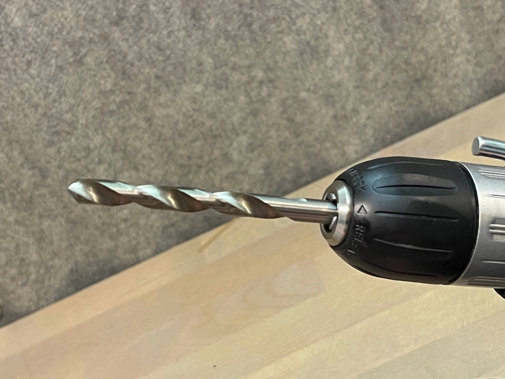 Nahaufnahme eines eingespannten Spiralbohrers im Bohrfutter der Worx WX318. Das Schnellspannsystem hält den Bohrer sicher, die Spannbacken greifen fest um den Rundschaft.