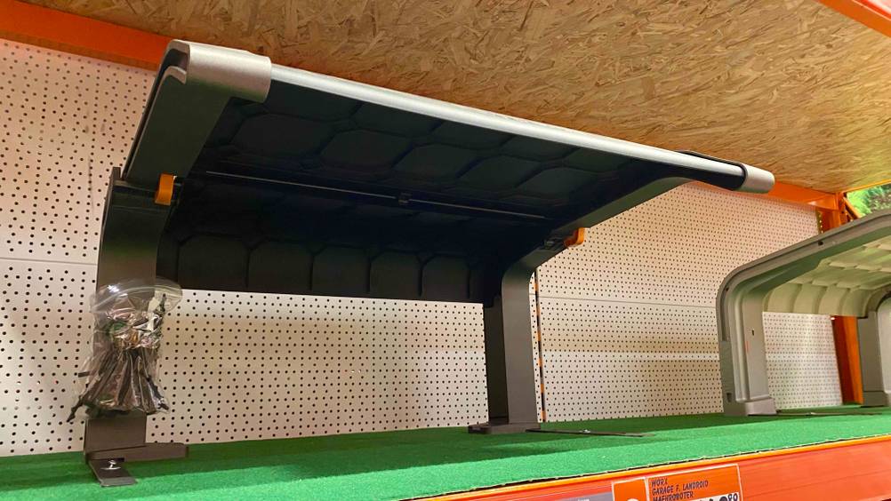 Mähroboter-Garage im Test: Garage ist von unten zu sehen.