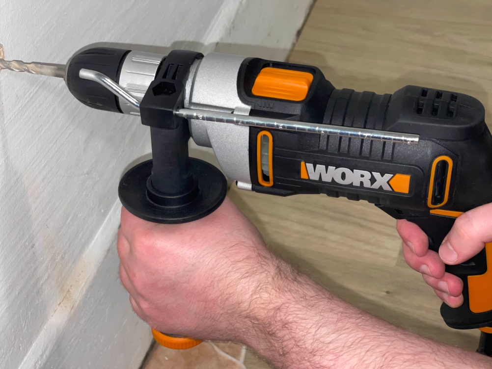 Schlagbohrmaschine Worx WX318 im Einsatz. Bild zeigt Details des Geräts.