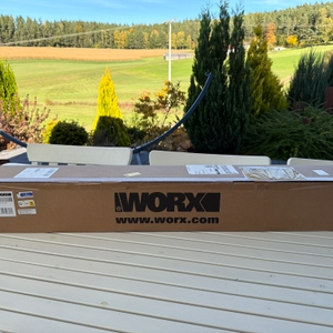 Der Karton der Worx WG252E.9 steht auf einem Tisch.