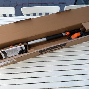 Der geöffnete Karton der Worx WG252E.9.