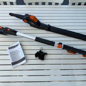 Der Lieferumfang der Worx WG252E.9 liegt auf einem Tisch.