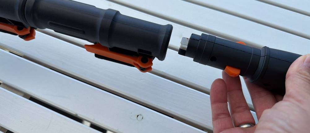 Eine Hand steckt die Worx WG252E.9 zusammen.