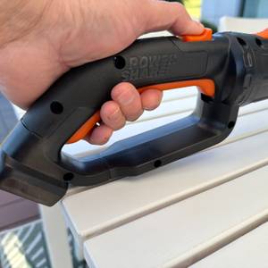 Eine Hand hält den Griff der Worx WG252E.9 fest.