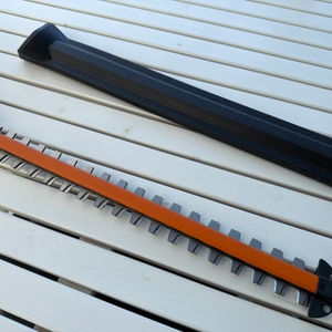 Die Abdeckung liegt neben der Worx WG252E.9.