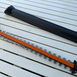 Die Abdeckung liegt neben der Worx WG252E.9.