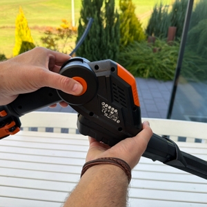 Eine Hand verändert den Winkel der Worx WG252E.9.