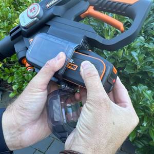 Akku wird in das Fach des Worx-WG633E-Hydroshot-Akku-Hochdruckreinigers gelegt. 