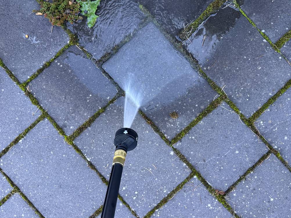 Steinboden-Reinigung mit dem Worx-WG633E-Hydroshot-Akku-Hochdruckreiniger. 