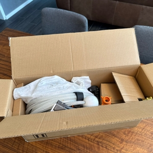 Geöffneter Karton des Worx-WG633E-Hydroshot-Akku-Hochdruckreinigers.