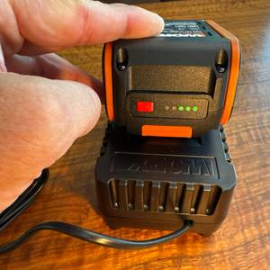 Ladestand beim Akku des Worx-WG633E-Hydroshot-Akku-Hochdruckreinigers.