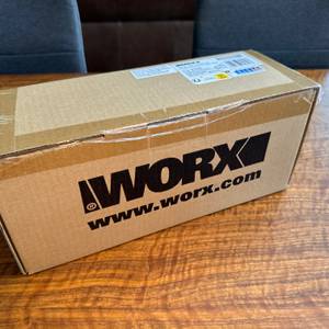 Der Karton der Worx WG801E.9 steht auf einem Tisch.