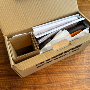 Der geöffnete Karton der Worx WG801E.9 von oben.