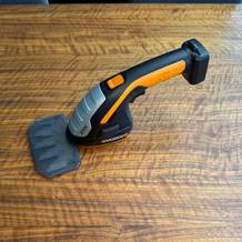 Die Worx WG801E.9 liegt auf einem Tisch.