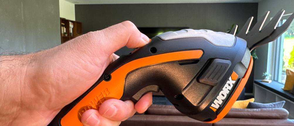 Eine Hand löst die Sicherung der Worx WG801E.9.