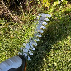 Gras liegt auf dem Messer der Worx WG801E.9.