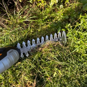 Mit der Worx WG801E.9 wird Gras geschnitten.