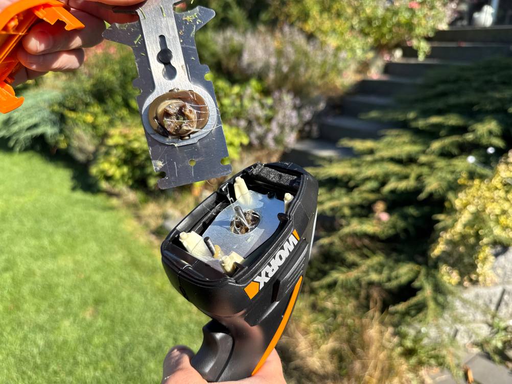 Grasreste befinden sich nach der Benutzung an der Worx WG801E.9.