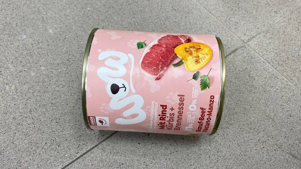 Getestetes WOW-Hundefutter liegt auf Fliesenboden.