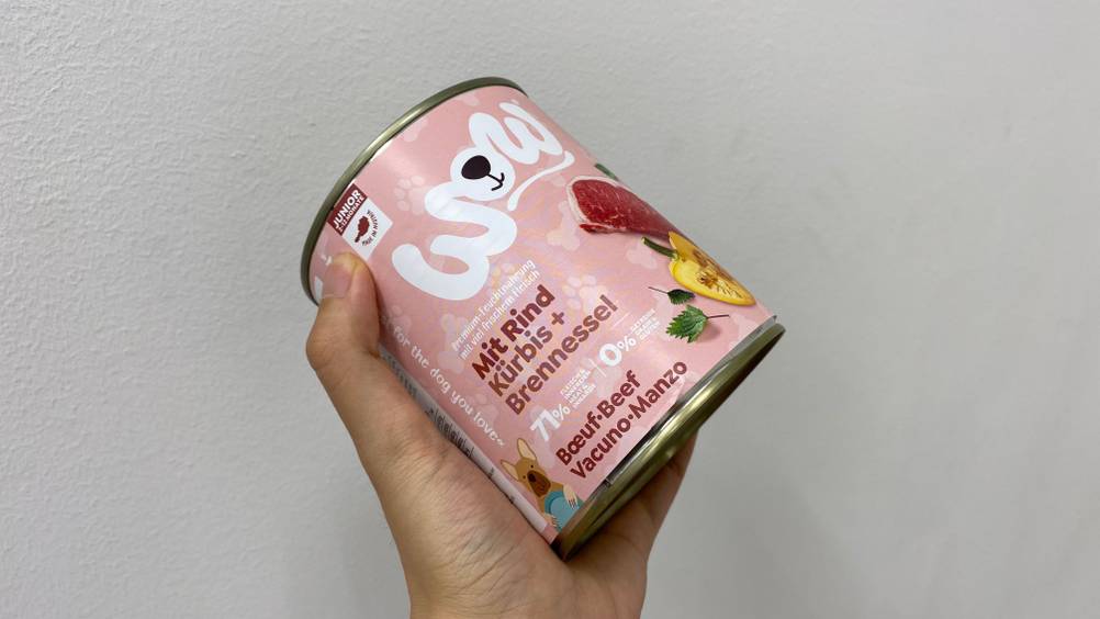 WOW-Hundefutter im Test: Dose wird in der Hand gehalten.