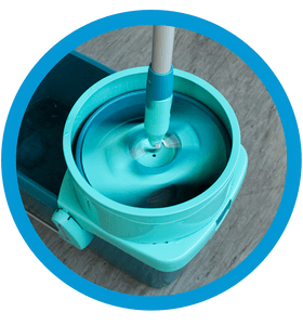 Leifheit-Bodenwischer rotiert im Eimer zum Auswringen.