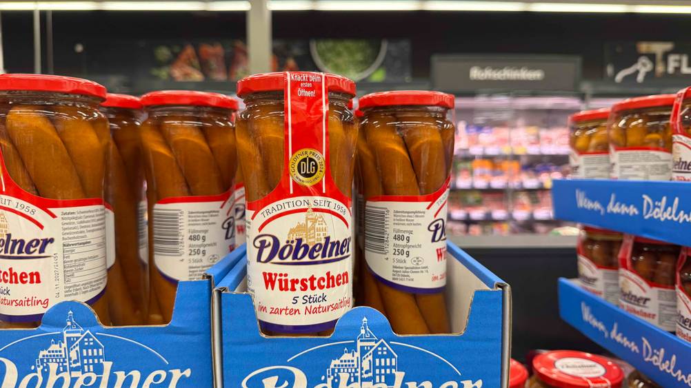 Mehrerer Gläser der Würstchen im Glas in einem Verkaufsregal.
