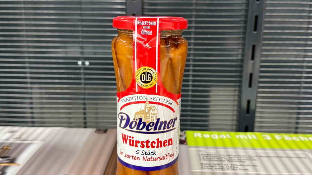Würstchen im Glas im Test: Nahaufnahme des Deckels und des Labels des Glases.