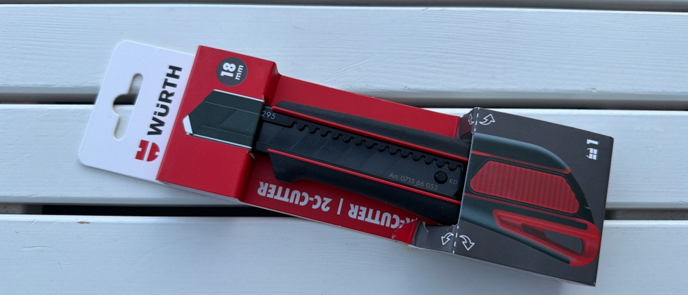 Das Würth-2K-Cuttermesser liegt in seiner Verpackung auf einem Tisch