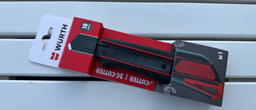 Das Würth-2K-Cuttermesser liegt in seiner Verpackung auf einem Tisch