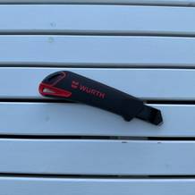 Das Würth-2K-Cuttermesser liegt auf einem Holztisch