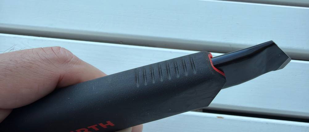 Eine Hand hält das Würth-2K-Cuttermesser fest