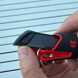 Die Klinge wird aus dem Würth-2K-Cuttermesser entfernt