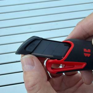 Die Klinge wird aus dem Würth-2K-Cuttermesser entfernt