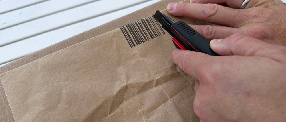 Papier wird mit dem Würth-2K-Cuttermesser zerschnitten